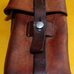 ARMEE SUISSE :  ETUI EN CUIR POUR MAGASINS LONGS  DE L'ARMEE SUISSE , DATE 1963 FABRICANT DANS LE TA
