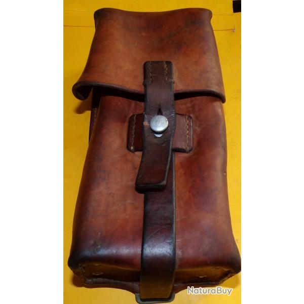 ARMEE SUISSE :  ETUI EN CUIR POUR MAGASINS LONGS  DE L'ARMEE SUISSE , DATE 1963 FABRICANT DANS LE TA