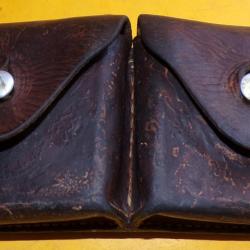 ARMEE SUISSE:ETUI EN CUIR A DEUX POCHETTES EN CUIR DE L'ARMEE SUISSE,DATE 1945 WWII  , FABRICANT DAN