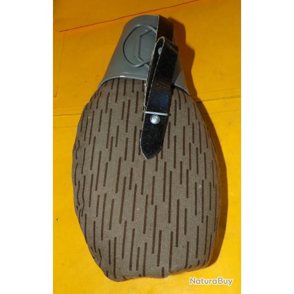 ARMEE ALLEMANDE : GOURDE EN PLASTIQUE AVEC SON QUART ET SA  HOUSSE , BON  ETAT  VOIR PHOTOS . POUR T