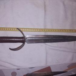 Dague/sabre artisanal(e)