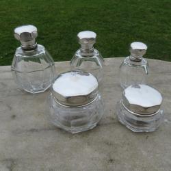 Ancienne garniture de toilette de 5 pi&egrave;ces comportant 3 flacons et 2 boites (Vers 1900)