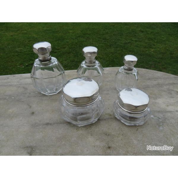 Ancienne garniture de toilette de 5 pi�ces comportant 3 flacons et 2 boites (Vers 1900)