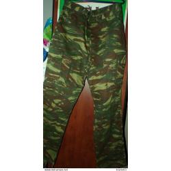 PANTALON CAMOUFLAGE DE TYPE LEZARD DE L'ARMEE FRANCAISE ,BOUTONS SUR LES POCHES ET LACETS DE SERRAGE