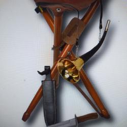 Tunet tr&eacute;pied cuir + dague + corne pack