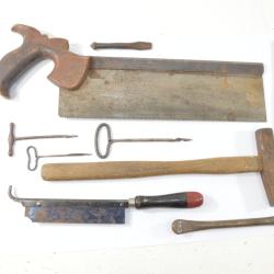 Lot outils anciens divers. Scie, marteau, vrilles. D&eacute;coration atelier, travail du bois outillage