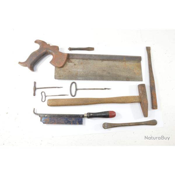 Lot outils anciens divers. Scie, marteau, vrilles. D�coration atelier, travail du bois outillage