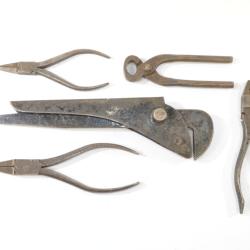 Lot outils anciens divers. Pince tenaille, cl&eacute; . D&eacute;coration atelier, outillage