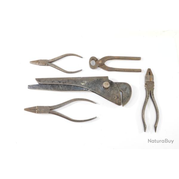 Lot outils anciens divers. Pince tenaille, cl� . D�coration atelier, outillage