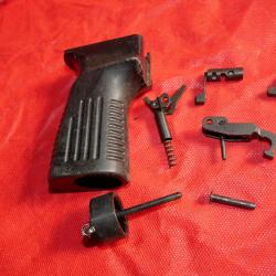Lot de pi&egrave;ces et Poign&eacute;e de PM SKORPION VZ 61