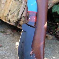 Couteau de Chasse &agrave; d&eacute;pecer Crochet Lame Acier Carbone 1055 Black Manche R&eacute;sine Etui Cuir Artisan 01