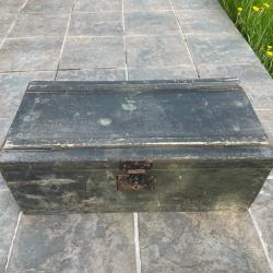 Ancienne malle/coffre bois militaire ?