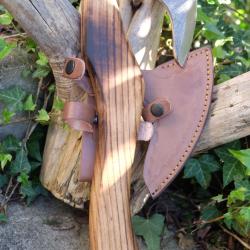 Hache De Viking Bj&ouml;rn C&ocirc;te-de-Fer Lame Acier Carbone 1055 Manche Bois Etui Cuir Fabric Artisanale