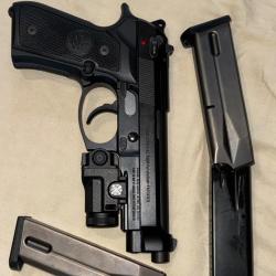 beretta m9 A1 avec 3 chargeur dont 1 de 18 coups et lampe tactique