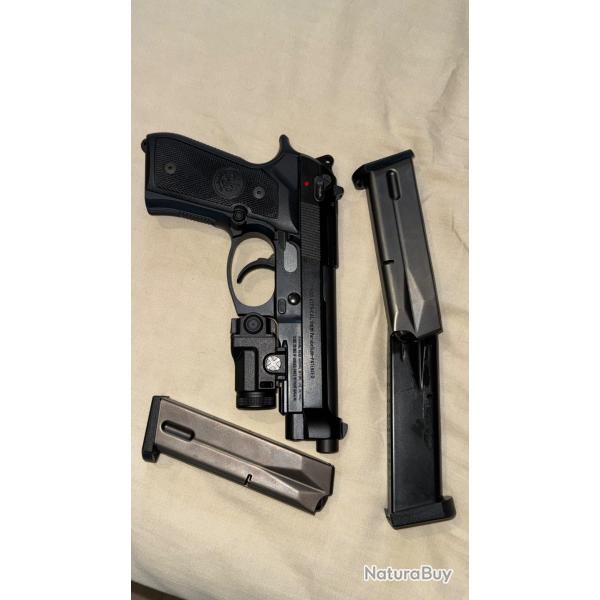 beretta m9 A1 avec 3 chargeur dont 1 de 18 coups et lampe tactique