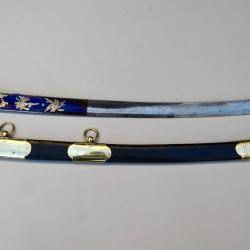 Sabre d'officier de hussards d'&eacute;poque directoire-consulat belle lame grav&eacute;e dor&eacute;e et bleuie au tiers
