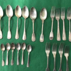 LOT DE COUVERTS ANCIENS EN ARGENT &agrave; NETTOYER