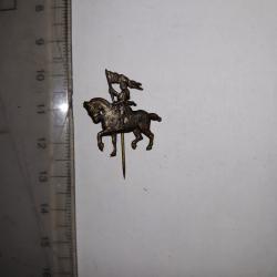 Rare epinglette jeanne d arc en armure a cheval avec etendard