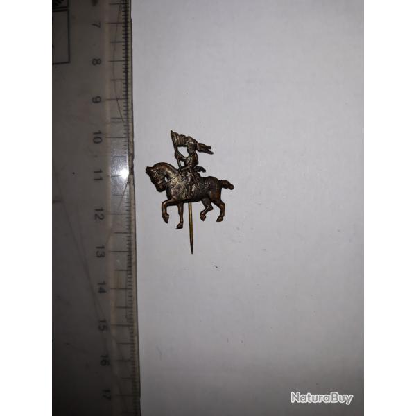 Rare epinglette jeanne d arc en armure a cheval avec etendard