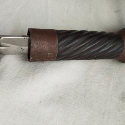 Canne &eacute;p&eacute;e avecpommeau en &eacute;b&egrave;ne. En bon &eacute;tat Fixation de l'&eacute;p&eacute;e sur le fourreau &agrave; r&eacute;parer