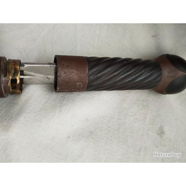 Canne �p�e avecpommeau en �b�ne. En bon �tat Fixation de l'�p�e sur le fourreau � r�parer