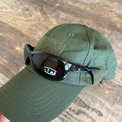 Casquette + lunettes solaires + etui