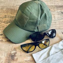 Casquette + 2 lunettes solaires + etuis