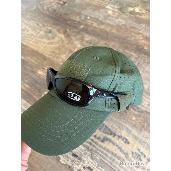 Casquette + lunettes solaires + etui