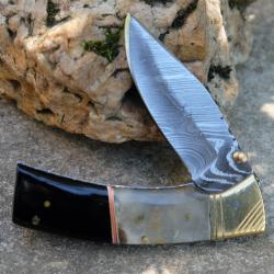 Beau Couteau Damas Lame Drop Point 128 Couches Manche B&eacute;lier & R&eacute;sine Fabric Artisanale Linerlock 0A