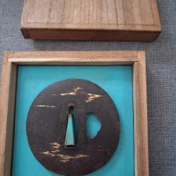 Authentique Tsuba " Nuages ", ere Edo , Signee.