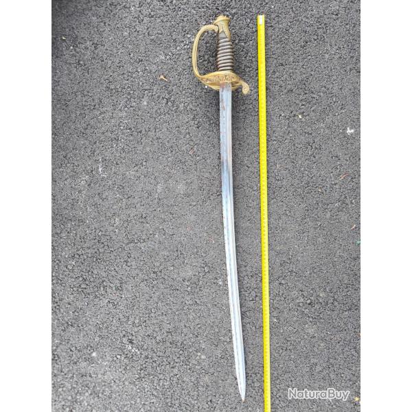 Sabre officier infanterie 1845 1855 sans marquage sans fourreau. Belle lame , poign�e bois sans fili