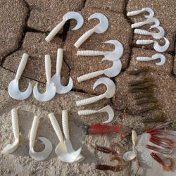 Lot leurre souple et cuill&egrave;re