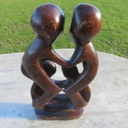 Sculpture vintage Africaine en pierre dure naturelle repr&eacute;sentant des couples de danseur - Zimbabwe