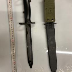 Ba&iuml;onnette Famas avec son fourreau du premier type