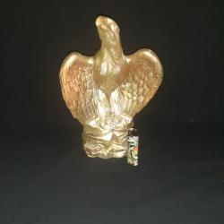 Aigle Royale sur son tertre en pl&acirc;tre dor&eacute; 28 cm