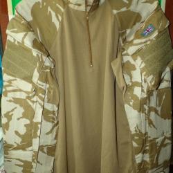 CHEMISE DE COMBAT U-BAS CAM SABLE DE L'ARMEE ANGLAISE , TAILLE MEDIUM , UNDER BODY ARMOUR COMBAT SHI