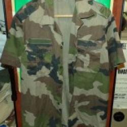 CHEMISETTE AVEC CAMOUFLAGE FEUILLAGE DE L'ARMEE FRANCAISE , TAILLE 43-44&nbsp; SOIT XL VENDU DANS L'&nbsp;ETAT