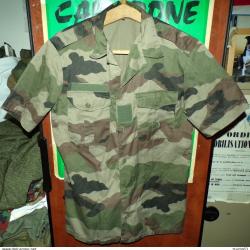 CHEMISETTE AVEC CAMOUFLAGE FEUILLAGE DE L'ARMEE FRANCAISE , TAILLE 39-40&nbsp; SOIT M VENDU DANS L'&nbsp;ETAT