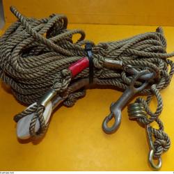 CORDAGE POUR TENTE OU POUR MAT D'ANTENNE , LONGUEUR 10 METRES , AVEC MOUSQUETON ET POULIE&nbsp; , ETAT NE
