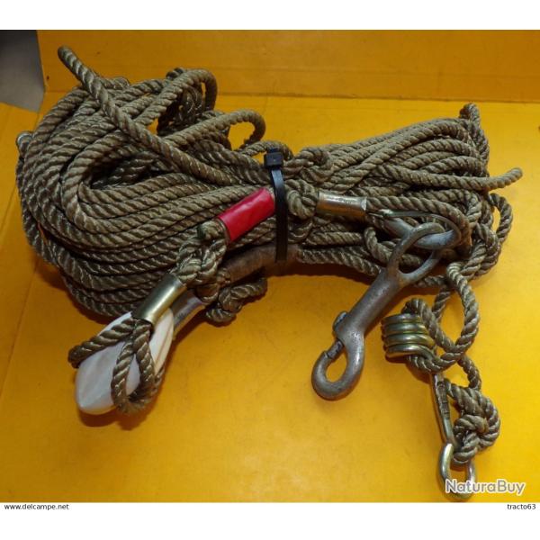 CORDAGE POUR TENTE OU POUR MAT D'ANTENNE , LONGUEUR 10 METRES , AVEC MOUSQUETON ET POULIE� , ETAT NE