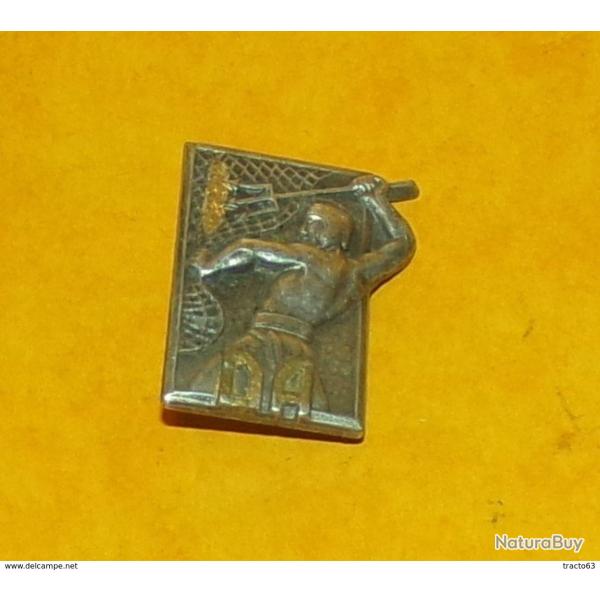D�fense A�rienne, dos guilloch� plat, 2 anneaux , FABRICANT�SANS ,HOMOLOGATION SANS ,�ETAT VOIR PHOT