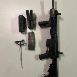 SDI 5,56 poign&eacute;e AV, lampe, laser, trois chargeurs, f&ucirc;t picatiny plus f&ucirc;t d'origine.