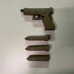 Glock 19X sable, type arm&eacute;e Francaise, filet&eacute;, trois chargeurs, malette d'origine.