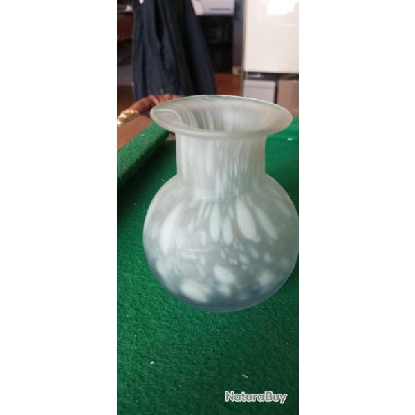 Vase boule en p�te de verre bleu