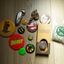 Lot d'objets divers (montre, badges, etc...) provenance USA