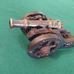 Canon miniature de style Louis XIV enti&egrave;rement en laiton