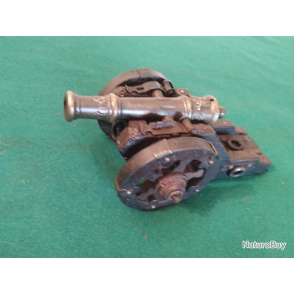 Canon miniature de style Louis XIV enti�rement en laiton