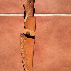 Beau couteau artisanal, lame damas et son &eacute;tui