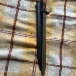 Couteau militaire  dents de scie . 14 18 longueur 53 cm