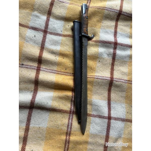 Couteau militaire  dents de scie . 14 18 longueur 53 cm
